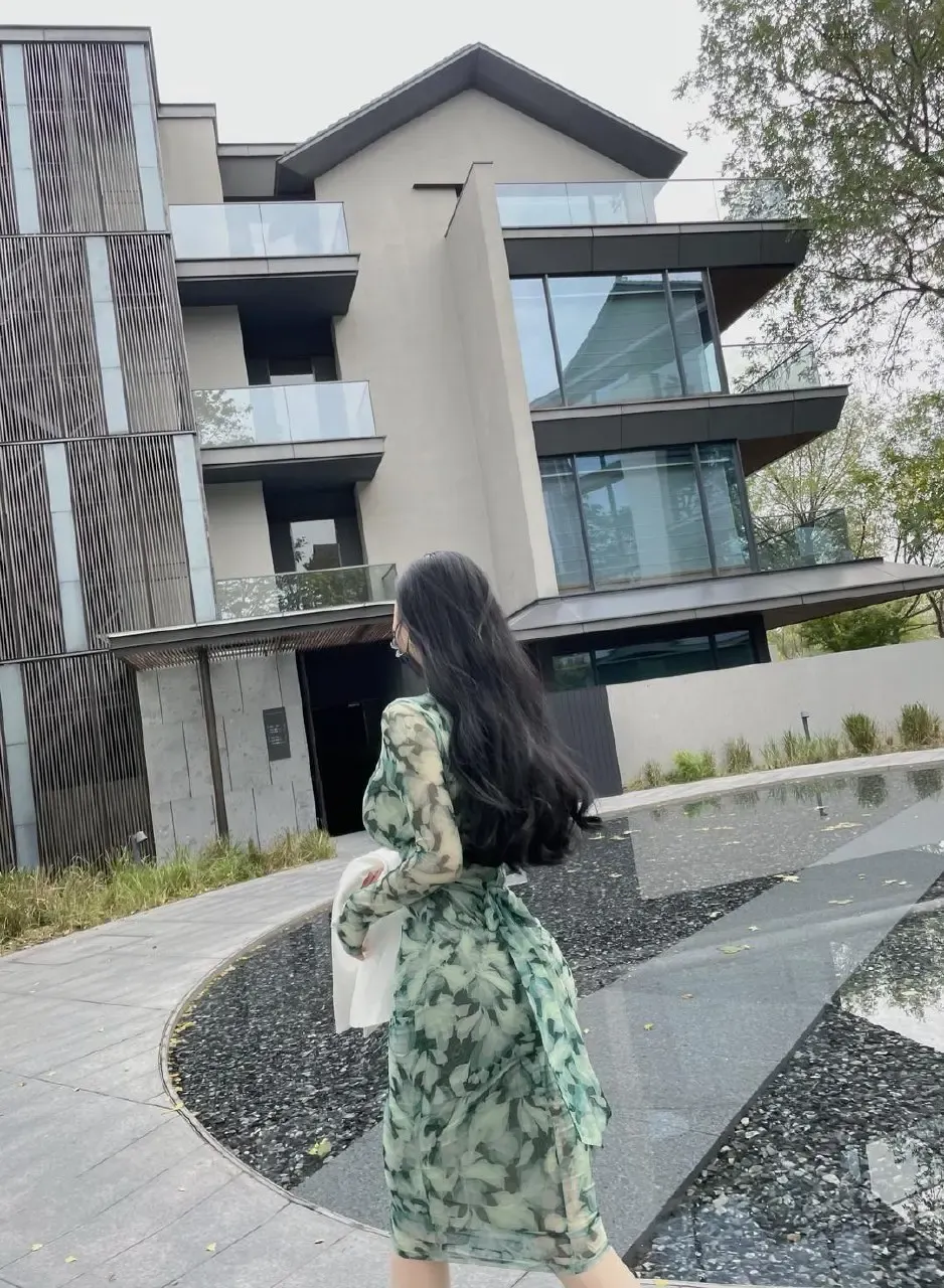 左公子 –  紧身连体长裙【6P】